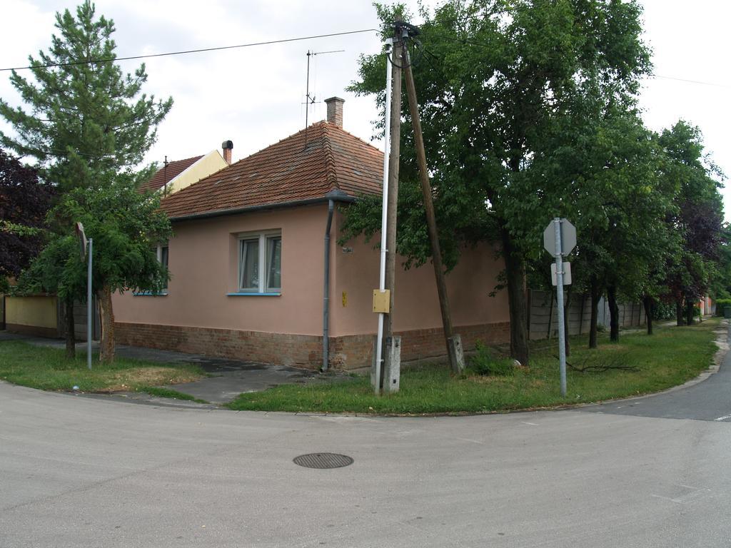 Liliom Apartman Gyula Luaran gambar